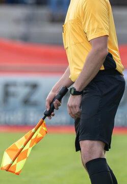 Linienrichter, Schiedsrichterassistenten beim Fu&szlig;ballspiel im Einsatz