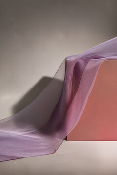 Voile textile translucide traversant un bloc corail