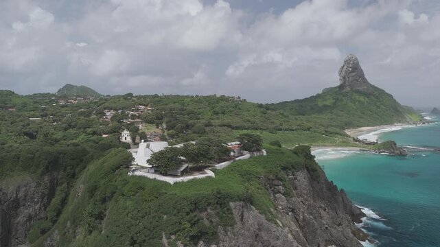 Vista a&eacute;rea da do Forte dos Rem&eacute;dios, com Morro do Pico e praia da Concei&ccedil;&atilde;o em Fernando de Noronha