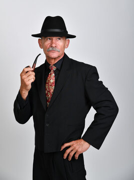 Portr&auml;tserie eines &auml;lteren Mannes im Anzug und Hut mit Pfeife &ndash; einmal frontal, einmal als Silhouette. Charakterportr&auml;t, Noir-Stil, Geheimnis, Retro-Look und inszenierte Studiofotografie