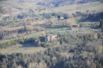 Obraz premium A photo overlooking the rolling hills and vineyards of San Gimignano