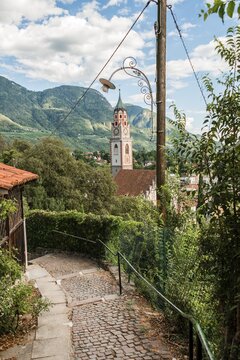 Footpath, Tirolersteig, view of Sankt Nikolaus parish church, Parrocchia San Nicol&ograve;, city view, old town, Meran, Trentino, South Tyrol, Italy