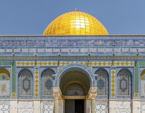 Decorated facade with mosaics and golden dome, Dome of the Rock, also Qubbat As-sachra, Kipat Hasela, Temple Mount, Old Town, Jerusalem, Israel