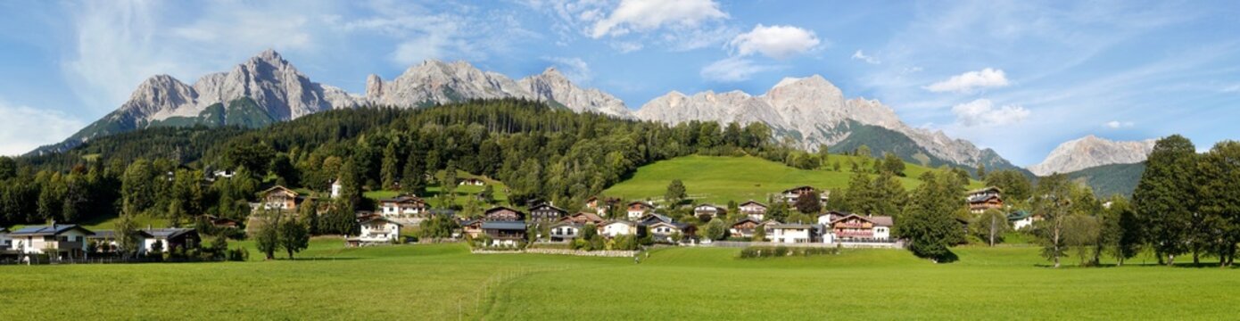 Panoramaaufnahme des steinernen Meeres, mit dem Ort Maria Alm