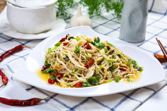 Spicy Cold Enoki Mushroom Salad with Cilantro and Scallion