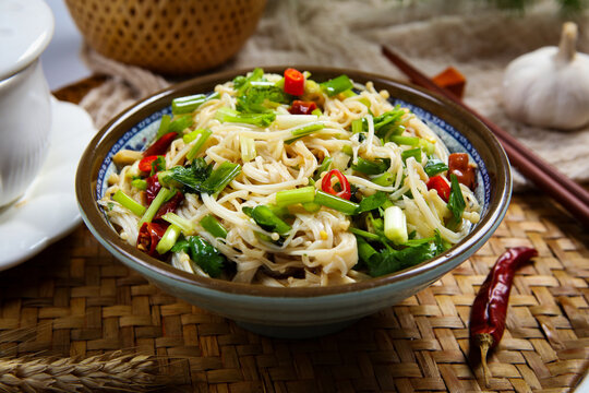 Spicy Cold Enoki Mushroom Salad with Cilantro and Scallion