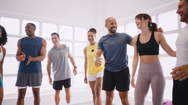 Multiethnic group of sportive people doing workout at the gym, concepts about sport and fitness - Athletes training for strenght and cardio
