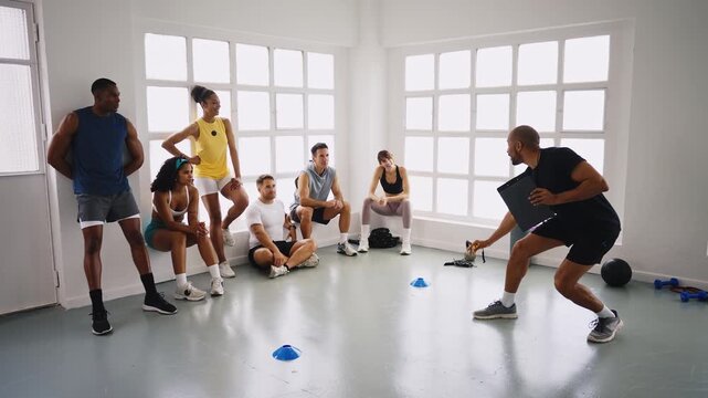 Multiethnic group of sportive people doing workout at the gym, concepts about sport and fitness - Athletes training for strenght and cardio