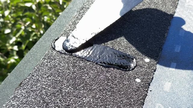 Applying bitumen mastic during asphalt shingle roof installation