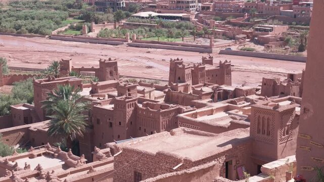 Panoramic view of ait benhaddou, a unesco world heritage site and traditional moroccan ksar with mudbrick kasbahs on the former caravan route between the sahara and marrakesh