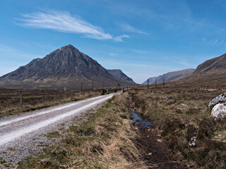 Obraz premium On the West Highland Way following the old military road towards Glencoe in the Scottish Highlands.