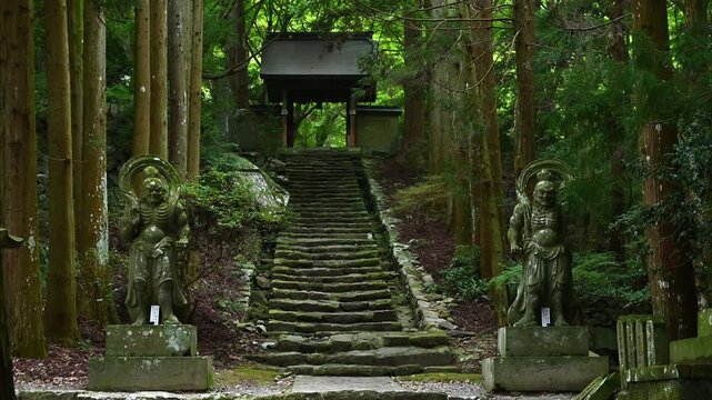 両子寺の仁王像と参道