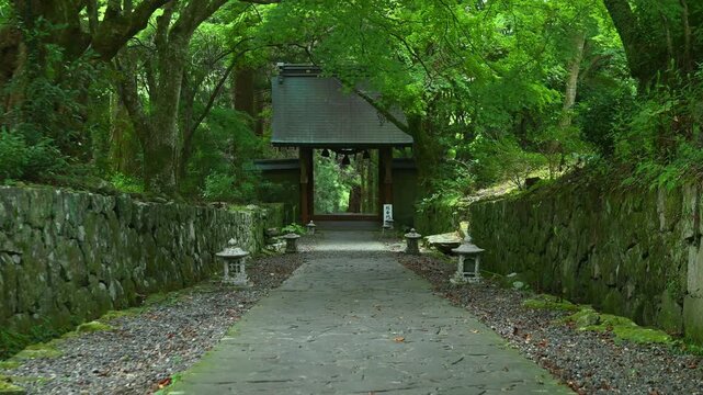 両子寺の山門と参道