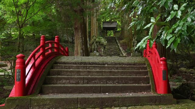 両子寺の無明橋と参道