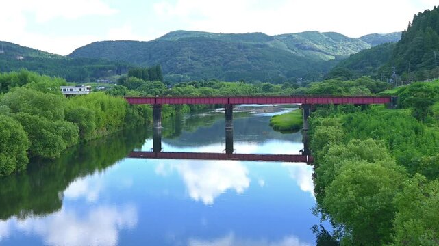 川内川を渡るキハ140形気動車