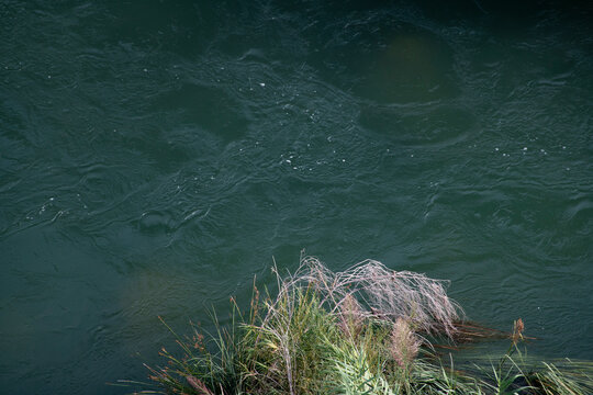 Textura de agua en movimiento con corrientes y remolinos en r&iacute;o, J&uacute;car en Valenciano  X&uacute;quer a su paso por Millares Comunidad Valenciana.