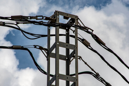 Torre de hierro galvanizado, soporte para cables el&eacute;ctricos.