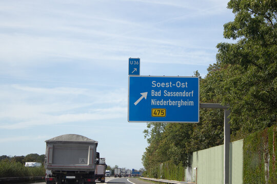 Hinweisschild auf Autobahn A44, Ausfahrt Soest-Ost
