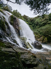 Gran rio con cascadas en montañas de Panama © crist.cort