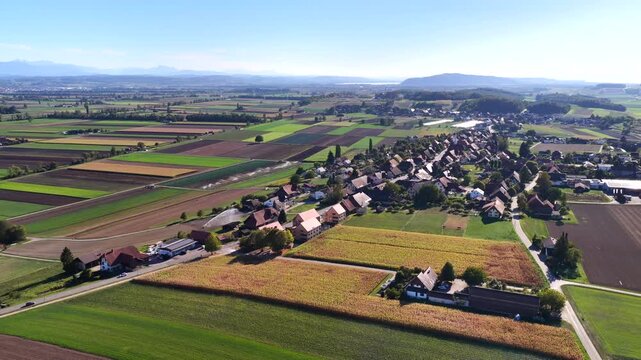 Luftaufnahme von Siselen im Berner Seeland, Kanton Bern, Schweiz, September 2026