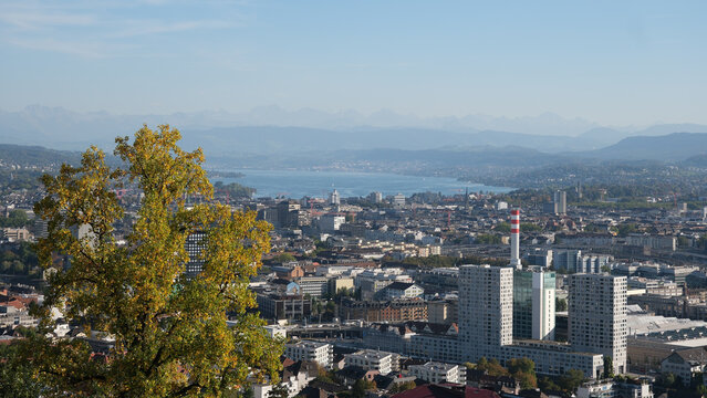 Panorama-Blick &uuml;ber die Stadt Z&uuml;rich mit Z&uuml;richsee und Alpen, urbane Skyline mit modernen Hochh&auml;usern in Z&uuml;rich-West, Querformat