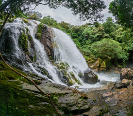Gran rio con cascadas en montañas de Panama © crist.cort