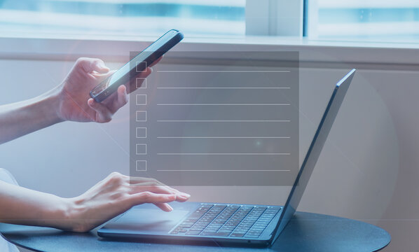 スマートフォンとパソコンでタスク管理を行う女性　スケジュール管理　ToDoリスト