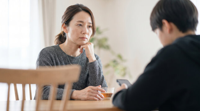 スマホばかり見る子供に悩む母親と親子関係の不安