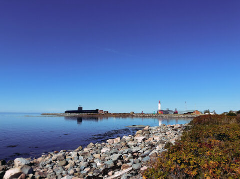 Le phare de Pointe-au-P&egrave;re et le NCSM Onondaga, S73, est un sous-marin de la Marine royale canadienne qui a &eacute;t&eacute; transform&eacute; en navire-mus&eacute;e &agrave; Rimouski, au Qu&eacute;bec.
