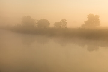 Magiczny zamglony świt nad dziką rzeką © kubikactive