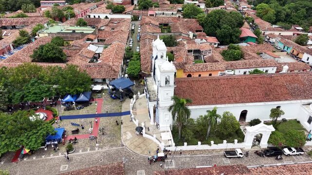 Fachada de la iglesia central de Suchitoto en El Salvador, durante festival anual del a&ntilde;il