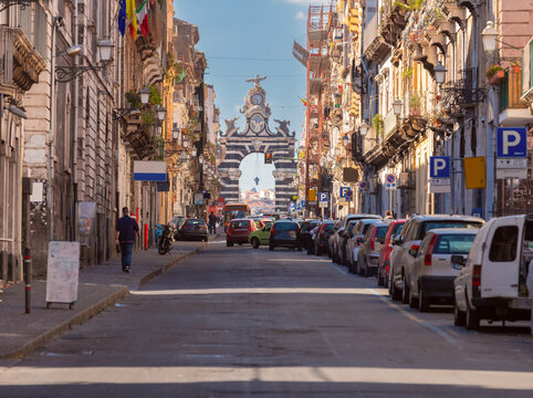 Title EN: Via Etnea with Porta Garibaldi in Catania, Sicily, Italy