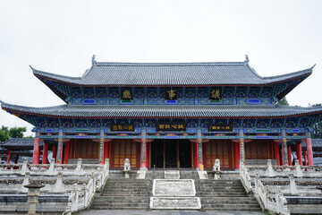 Obraz premium Traditional Chinese Hall with Blue Tiled Roof and Red Pillars