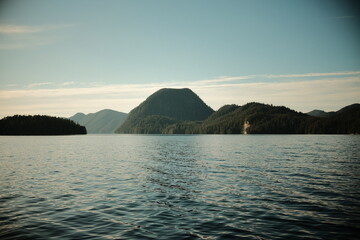 Obraz premium Serene mountain inlet