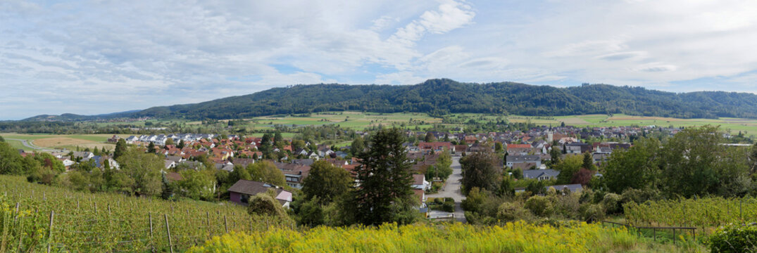 Bohlingen, Stadt im Hegau, Landkreis Konstanz in Baden-W&uuml;rttemberg, &uuml;ber das Achtal, zwischen dem Schienerberg im S&uuml;den und dem Galgenberg im Norden
