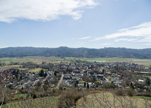 Die Aussichtsplattform Galgenberg &uuml;berblickt die Stadt Bohlingen im Hegau (Landkreis Konstanz) und bietet einen Blick im S&uuml;den auf den Schienerberg und das Aachtal
