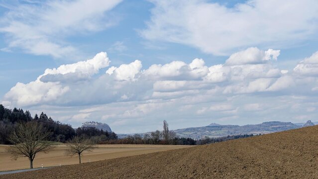 H&uuml;gellandschaft der Hegau-Vulkanregion in Deutschland. Felder und H&uuml;gel mit Blick auf die Berge Hohentwiel, Hohenhewen und Hohenkr&auml;hen.