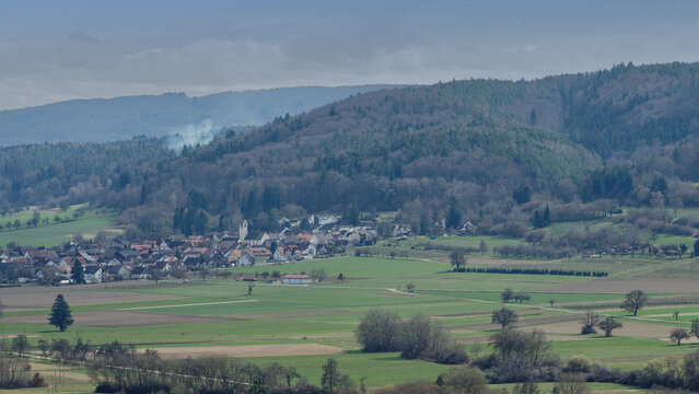 Die Gemeinde Bankholzen, rund um ihre St.-Blasius-Kirche, bei Moos am Bodensee im S&uuml;den des Hegaus, am Fu&szlig;e des Schiener Berges, auf der Halbinsel H&ouml;ri, am Westufer des Bodensees

