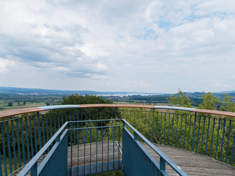 H&uuml;gellandschaft der Hegau-Vulkanregion in Deutschland. Felder und H&uuml;gel mit Blick auf die Berge Hohentwiel, Hohenhewen und Hohenkr&auml;hen