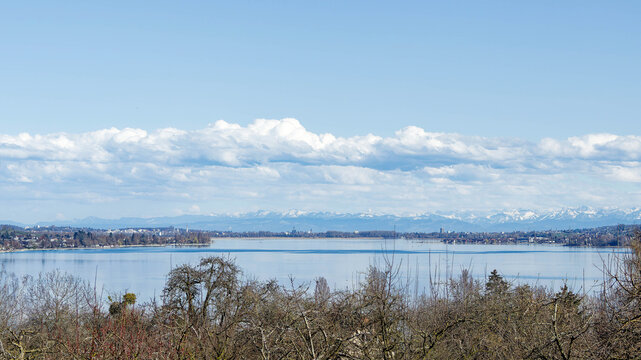 N&ouml;rdlich von Bohlingen erhebt sich der Galgenberg Rebfl&auml;chen &uuml;ber das Achtal. Am &ouml;stlichen Horizont Bodensee, Untersee, Radolfzell, Moos und Isnang, Inseln Reichenau und Voralberger Alpen
