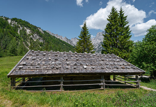 Historische Almh&uuml;tte mit steinbeschwertem Schindeldach vor den Loferer Steinbergen oberhalb des Hintersees