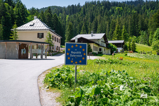 EU-Grenzzchild &bdquo;Republik &Ouml;sterreich&ldquo; am Staats&uuml;bergang beim Hirschbichlpass im Klausbachtal.