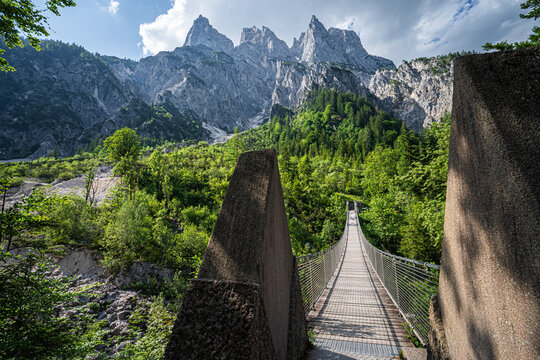 Zentraler Blick &uuml;ber die Klausbachtal-H&auml;ngebr&uuml;cke auf die Felsmassive der Ramsauer Dolomiten.