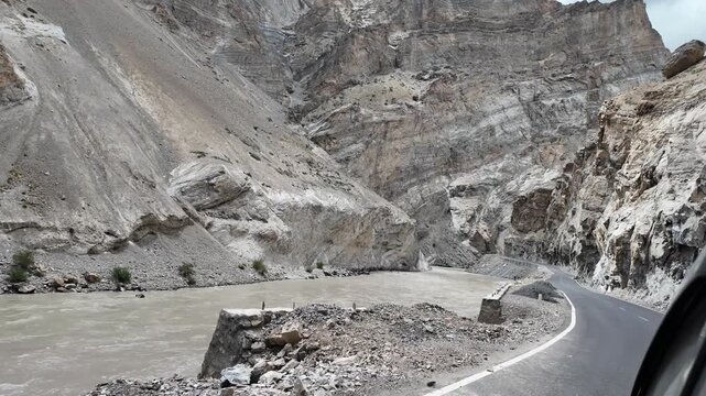 zanskar river in ladakh