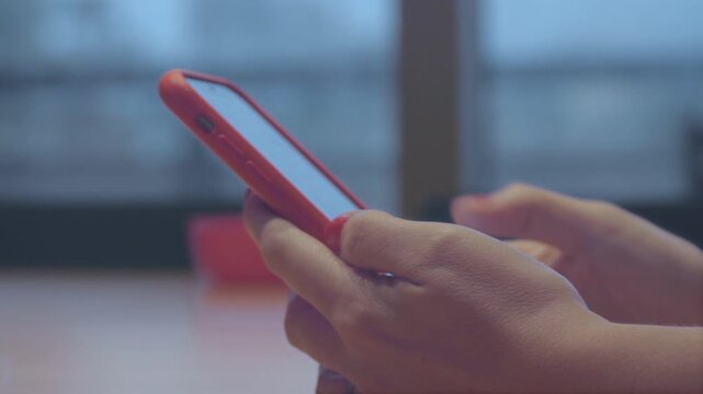 Tel&eacute;fono celular . rojo (filtro azul)