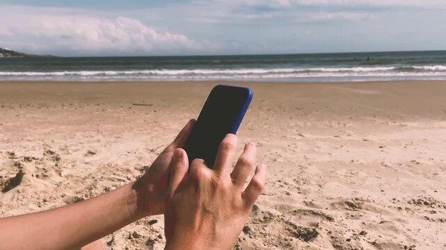 Tel&eacute;fono celular . azul . playa
