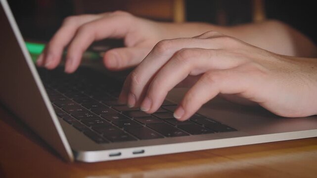 Mujer tecleando Laptop