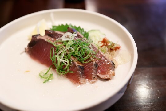 高知県産カツオの塩たたき一人前。薬味添えの和食。