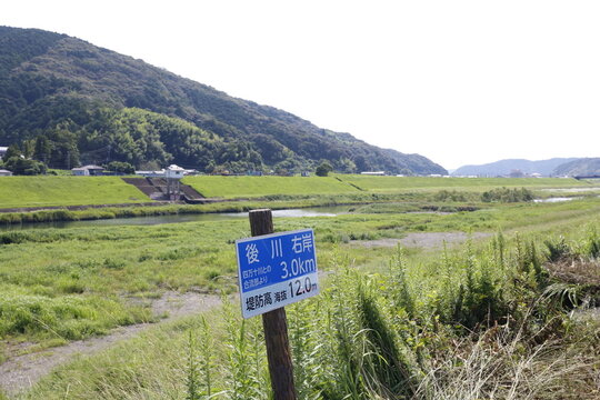 四万十市内の後川右岸の河川風景。四万十川合流部から3km、堤防高海抜12mの標識