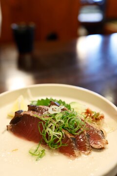 高知県産カツオの塩たたき一人前。薬味添えの和食。
